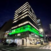 Iluminação em cor verde será mantida até o dia 31 de maio. 