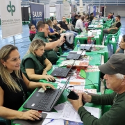 Na foto, defensores prestam assistência jurídica aos assistidos.