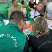 Na foto, defensores prestam assistência jurídica aos assistidos.