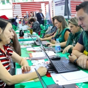 Na foto, defensores prestam assistência jurídica aos assistidos.