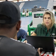 Na foto, defensores prestam assistência jurídica aos assistidos.