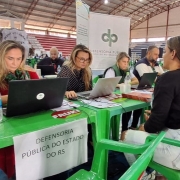 Na foto, defensores prestam assistência jurídica para uma assistida.