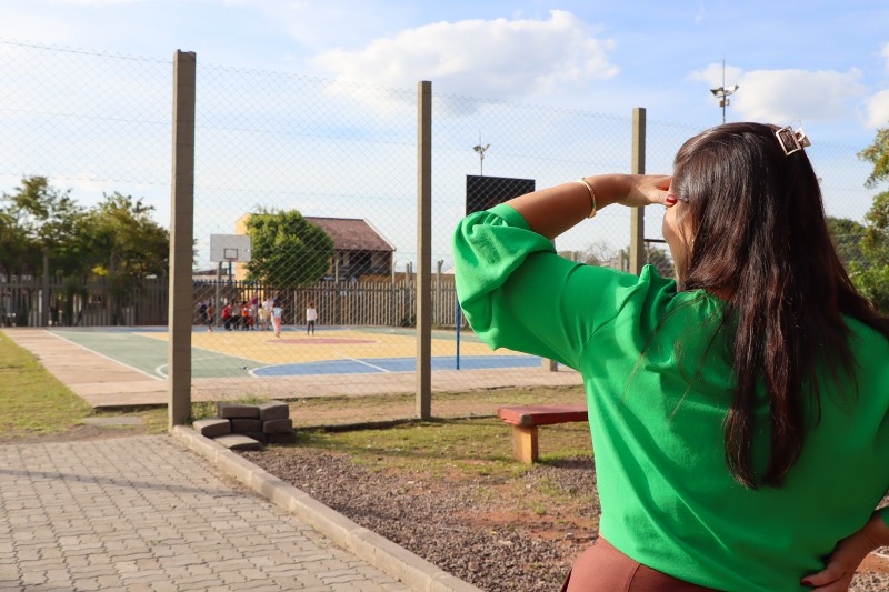 Defensora pública observando a quadra de uma escola municipal em Porto Alegre