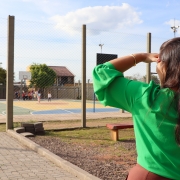 Defensora pública observando a quadra de uma escola municipal em Porto Alegre