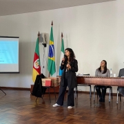 Na foto, vemos a palestra acontecendo em Rio Grande.