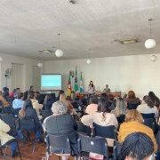 Na foto, vemos a palestra acontecendo em Rio Grande.