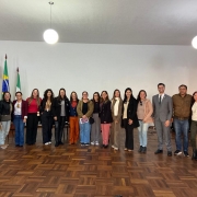 Na foto, vemos a doutora Paula Simões Dutra de Oliveira com os participantes do evento.