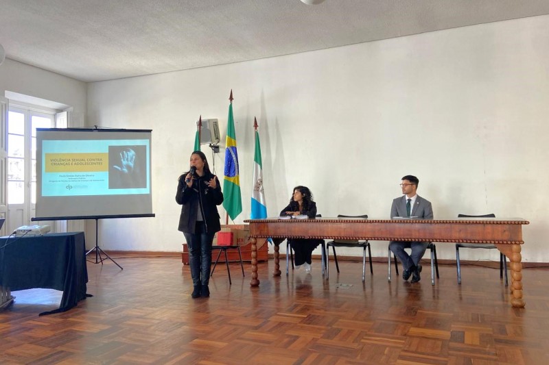 Na foto, vemos a defensora pública, Paula Simões Dutra de Oliveira, palestrando no evento em Rio Grande.