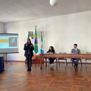 Na foto, vemos a defensora pública, Paula Simões Dutra de Oliveira, palestrando no evento em Rio Grande.