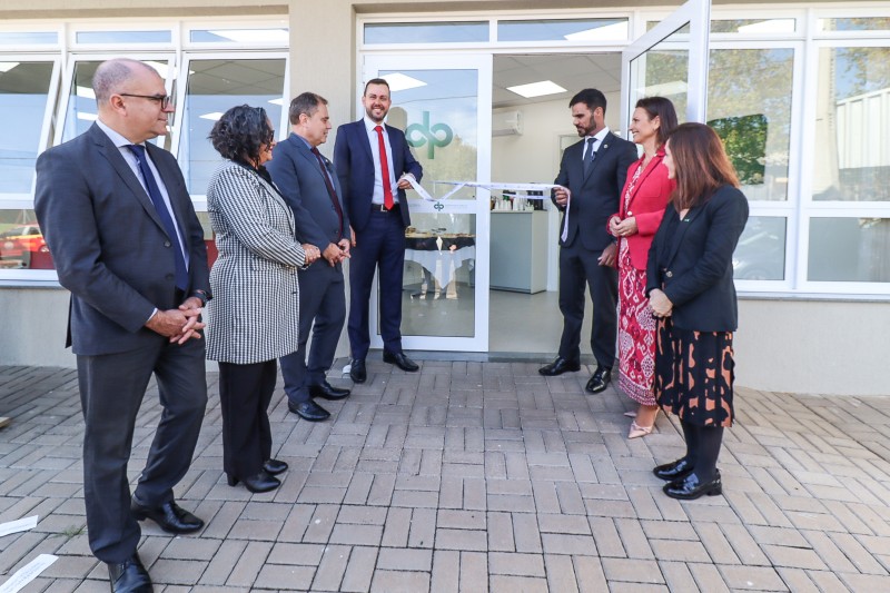Defensores públicos reunidos em frente a nova sede da Defensoria de Campo Bom