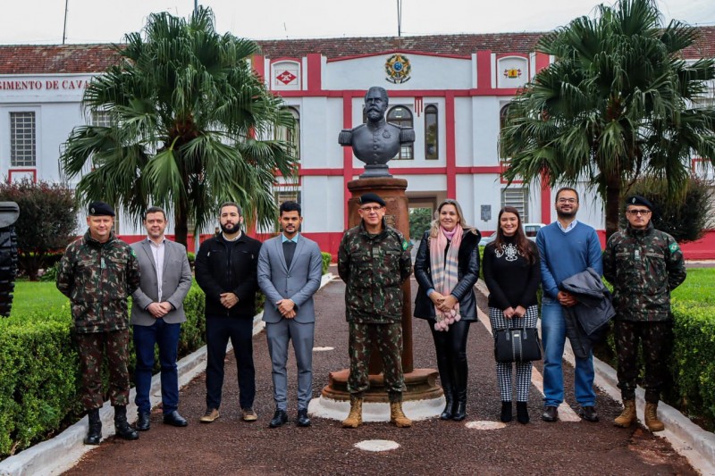 Na foto, vemos os defensores ao lado de militares e juízes durante o encontro.