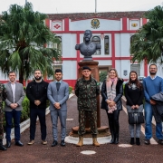 Na foto, vemos os defensores ao lado de militares e juízes durante o encontro.