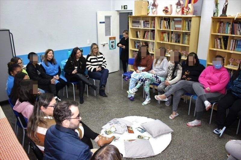 Jovens da FASE reunidas para um projeto de leitura e escrita