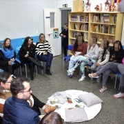 Jovens da FASE reunidas para um projeto de leitura e escrita