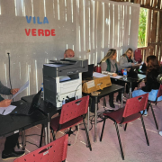 Na foto, vemos os defensores e servidores da instituição prestando atendimento.