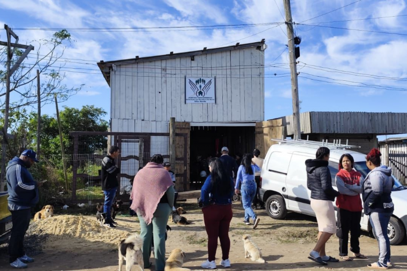 Na foto, vemos a Associação de Moradores da Ocupação Vila Verde, em Osório.