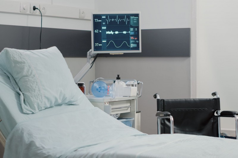 enfermaria de hospital vazia com monitor de frequencia cardiaca e cama para cuidados de saude e recuperacao ninguem na sala