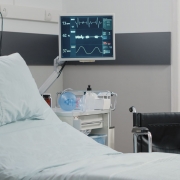 enfermaria de hospital vazia com monitor de frequencia cardiaca e cama para cuidados de saude e recuperacao ninguem na sala 