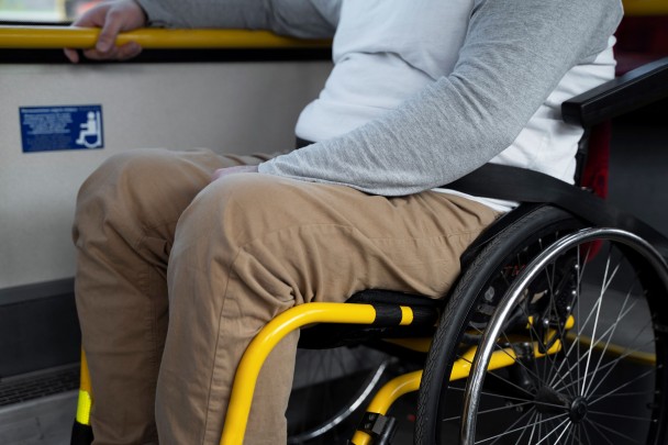 vista lateral homem com deficiencia no onibus