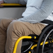 vista lateral homem com deficiencia no onibus
