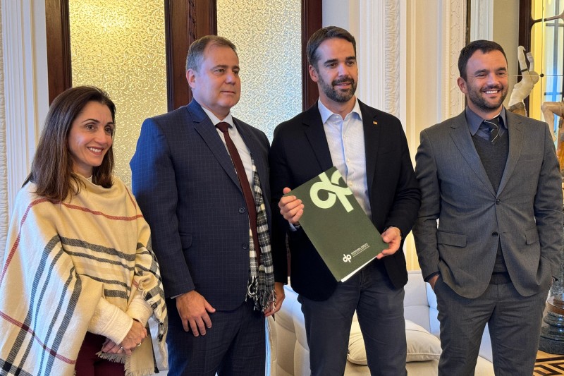 Integrantes da Administração Superior e a presidente da ADPERGS estiveram reunidos com o governador Eduardo Leite