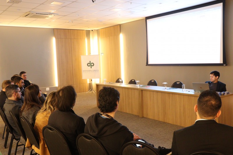 Na foto, vemos os defensores assistindo a palestra de Caio Perona.