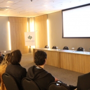 Na foto, vemos os defensores assistindo a palestra de Caio Perona.