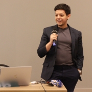 Na foto, vemos a palestra de Caio Perona.