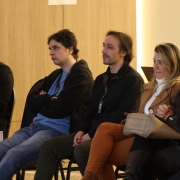 Na foto, vemos os defensores assistindo ao evento.