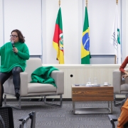 Duas psicólogas ministrando uma oficina sobre autismo no auditório.