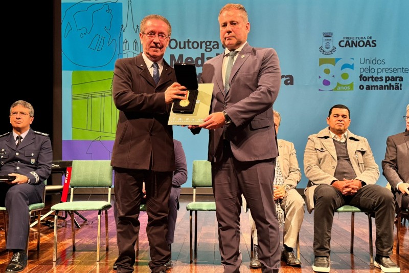 Defensor público-geral sendo homenageado pelo município de Canoas