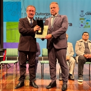 Defensor público-geral sendo homenageado pelo município de Canoas