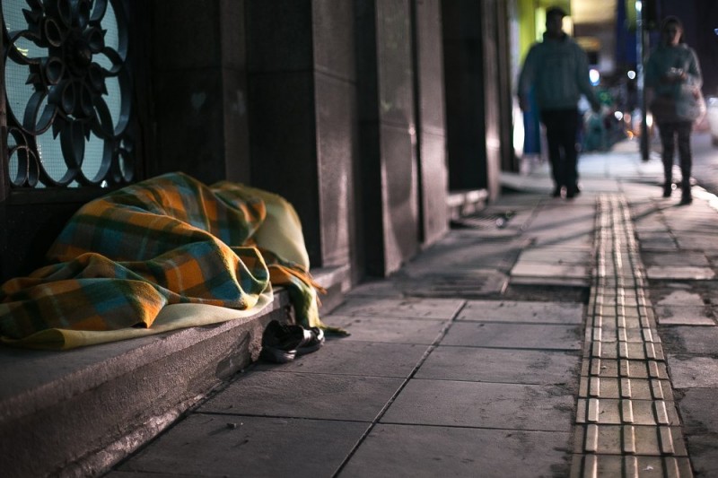 Na foto, vemos uma pessoa em situação de rua.
