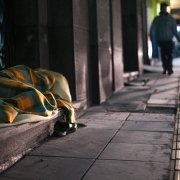 Na foto, vemos uma pessoa em situação de rua.