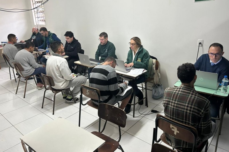 Defensores p&uacute;blicos realizando atendimentos jur&iacute;dicos no pres&iacute;dio de Get&uacute;lio Vargas