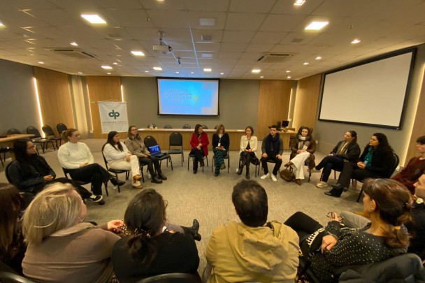 Na foto, vemos a defensora Liliane Braga Luz Oliveira em reunião.