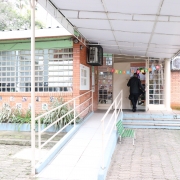 Na foto, vemos uma das três escolas municipais que receberam a visita da Defensoria.