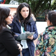 Na foto, vemos a defensora Paula Simões conversando com a responsável por uma das escolas.