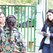 Na foto, vemos a defensora Paula Simões conversando com a responsável por uma das escolas.