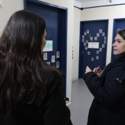 Na foto, vemos a defensora Paula Simões vistoriando uma das escolas.