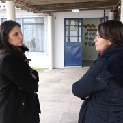 Na foto, vemos a defensora Paula Simões conversando com a responsável de uma das escolas.