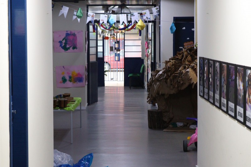 Na foto, vemos o interior de uma das escolas.