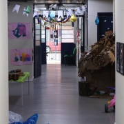 Na foto, vemos o interior de uma das escolas.