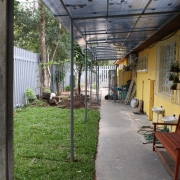 Na foto, vemos uma das escolas.