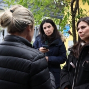 Na foto, vemos a defensora Paula Simões conversando com a responsável por uma das escolas.