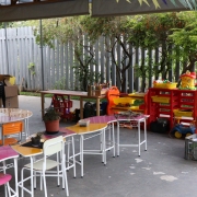 Na foto, vemos a área interna de uma das escolas.