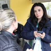 Na foto, vemos uma defensora conversando com a responsável por uma das escolas.