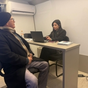 Na foto, vemos uma mulheres prestando atendimento para um assistido.