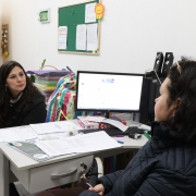 Na foto, vemos a defensora conversando com uma das responsáveis pela escola.