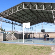 Na foto, vemos a defensora vistoriando a quadra da escola.